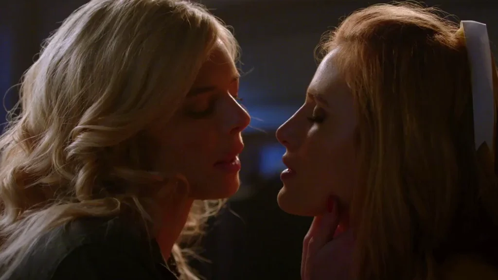 🔥 Samara Weaving Teaches Bella Thorne Naughty Kissing Lessons 💋👅