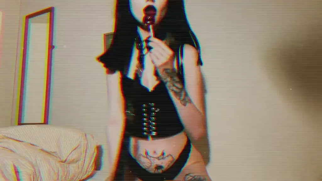 Let me be ur submissive lil goth slut x