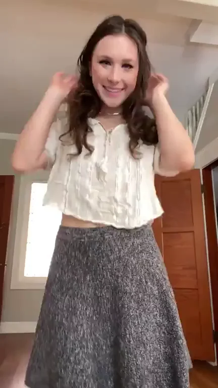 Shy College Slut's Naughty Skirt Flash 😏🍑