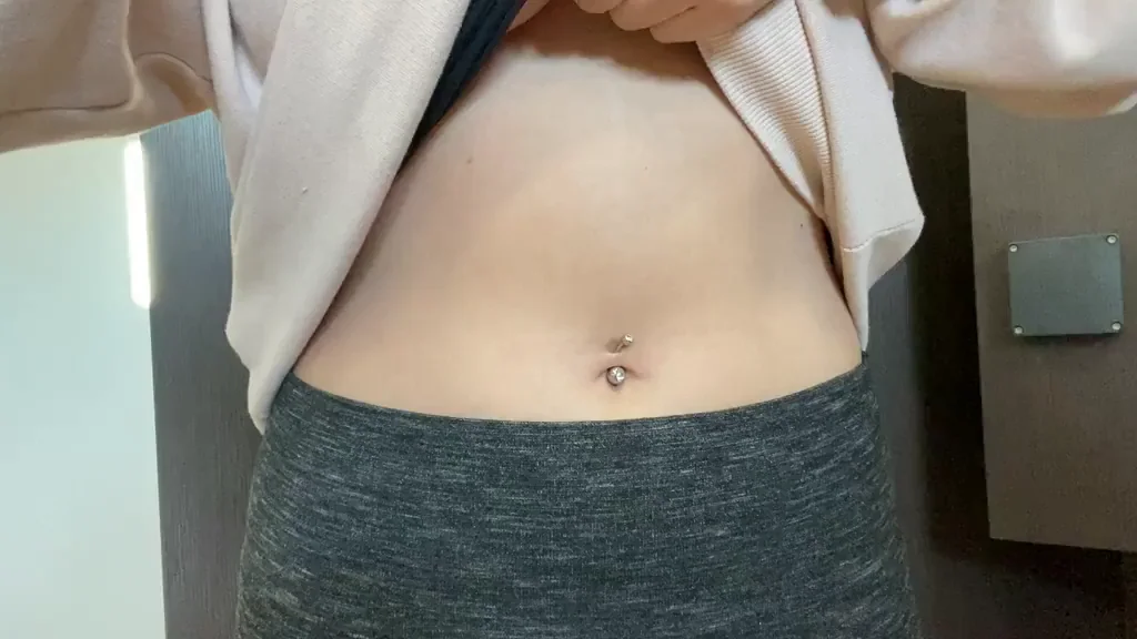 Gym Slut Flashes Massive Tits, Other Chicks Jaw-Dropped [F]
