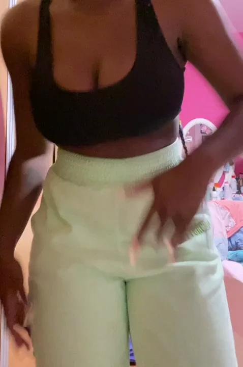 🍑 F19 Ebony Babe with Massive Tits Teases Her Juicy Curves – Wanna Fuck This Body? 🔥