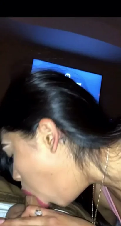 18 yr old Latina giving head