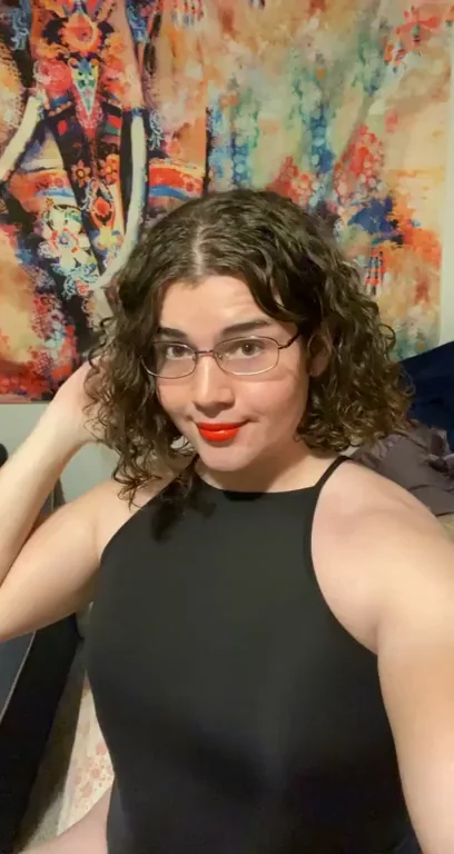 I feel like a total smokeshow in this black dress! ??