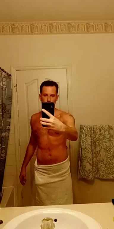 🔥 32yo Hunk's Steamy Towel Drop Tease 💦