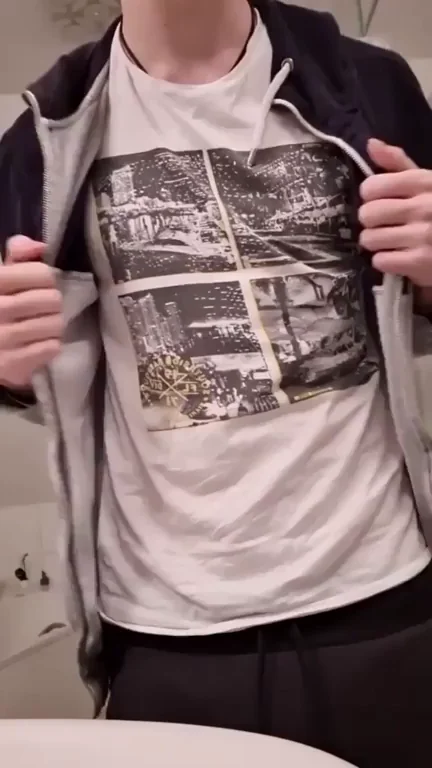 [M] Jetzt bist du dran mit ausziehen ;)