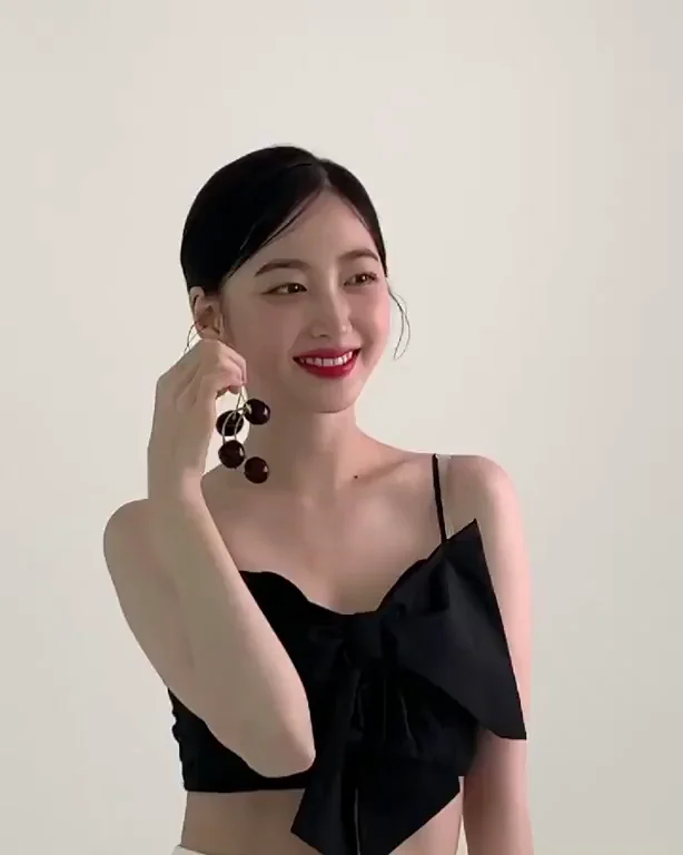 Yukyung from ELRIS Teasing in Sexy Black Bow Top
