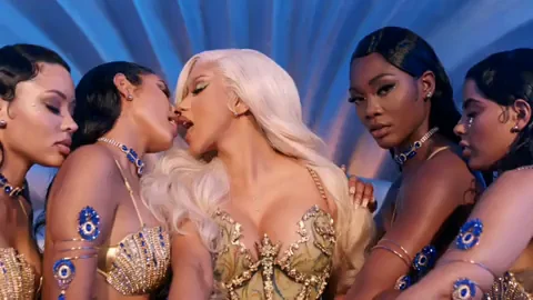 I wanna make out with Cardi B like this while one of the other girls eats my pussy