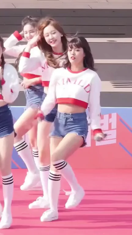 MOMOLAND - AHIN