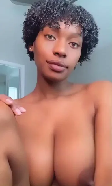 Pretty Ebony Babe Teases Her Juicy Tits 💦🍫