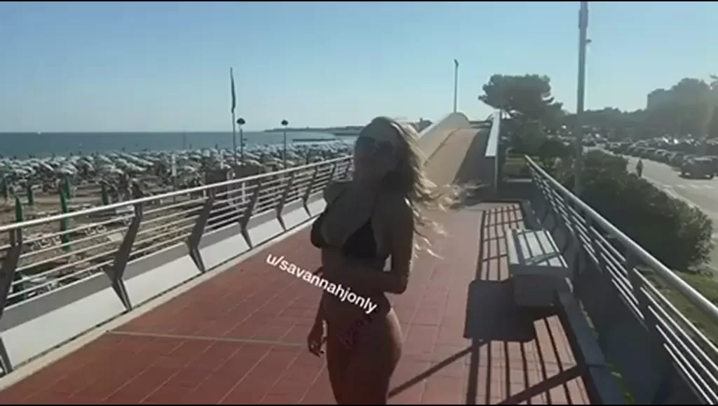 Hope I don’t distract you from the beautiful view [OC] [f]