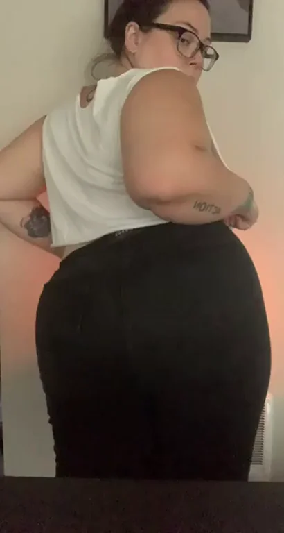 Chubby PAWG Glasses Slut Claps Her Massive Ass in Yoga Pants