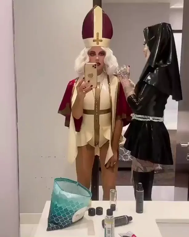 Kate Beckinsale Lookalike Lubes Up Shiny Latex Nun Fetish Gear 😈👩‍⚖️💦