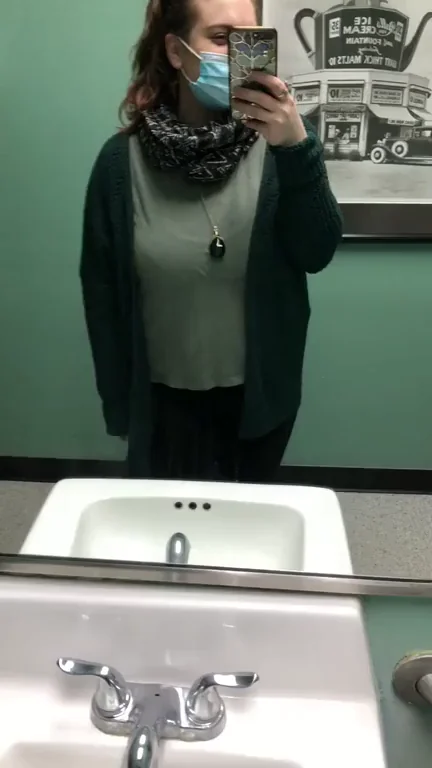 Monday droppin titties ????(f)