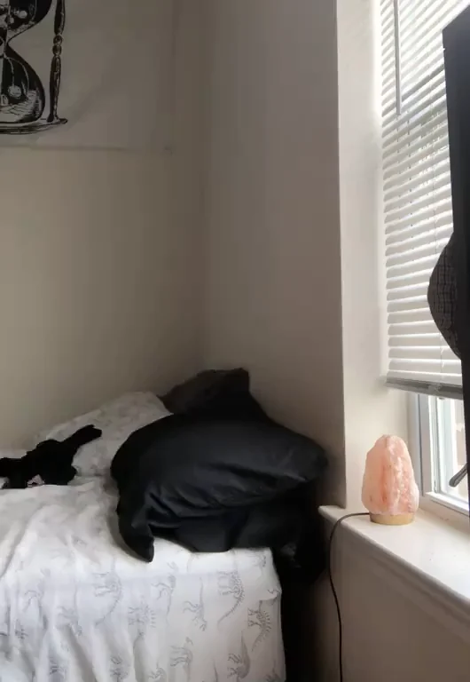 Petite Cutie’s Good Morning Nude Wake-Up Tease ??