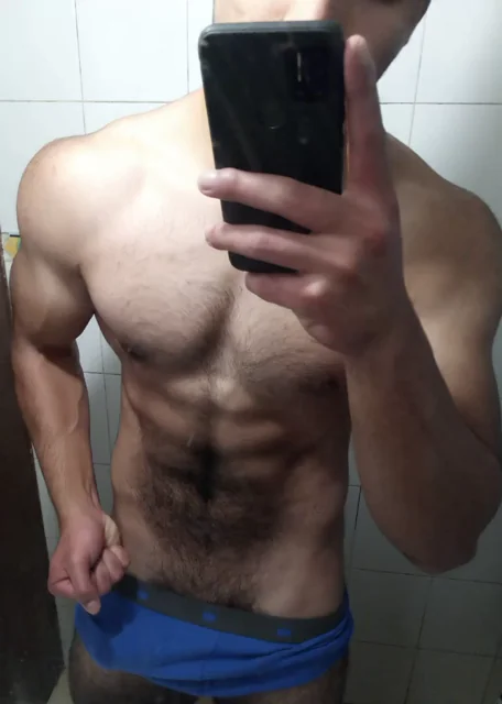Alpha Male's Tight Speedo Flex in the Locker Room