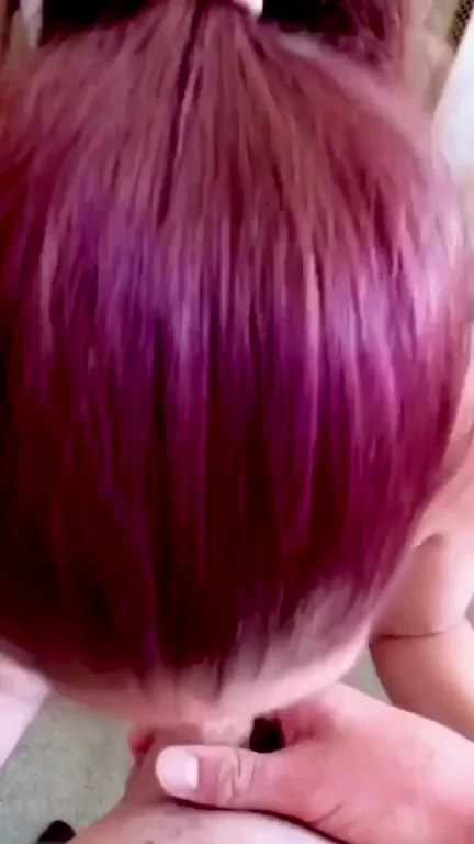 Purple haired amateur gives great head