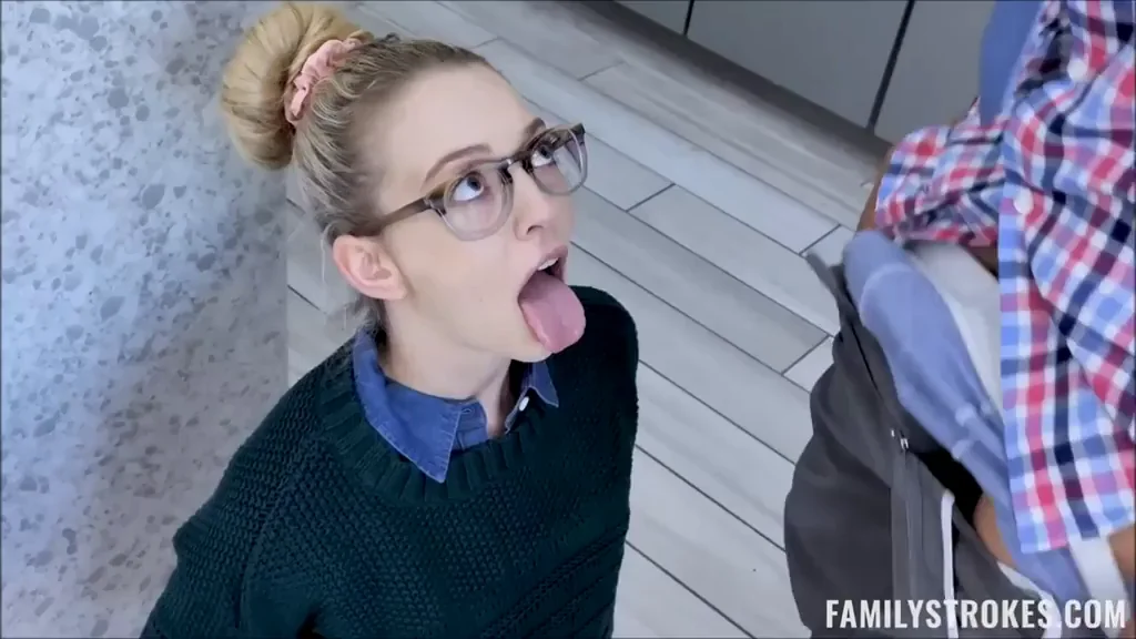 Sorry Daddy 😢👅 Blonde Slut Begs for Cum on Knees 🍆💦
