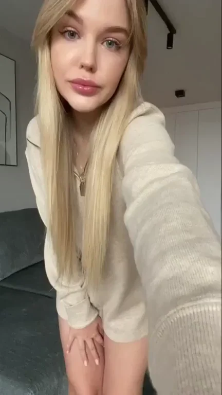 Would You Fuck This Cute Blonde Slut on Date One? 😈💋