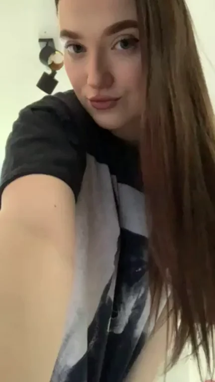 Kinda in love with oversize t-shirts lately, especially because they are easy to lift up:P PS: Wait till the end for the cutest smile