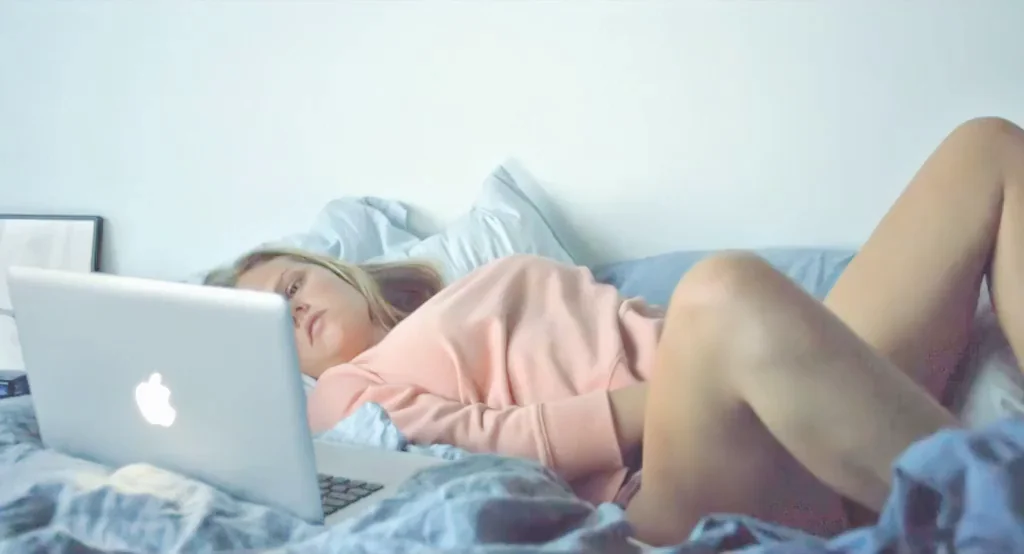Amalie Lindegård's Steamy Laptop Masturbation to Gushing Orgasm 😩💦🔥