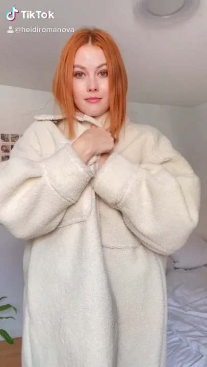 🔥 Uni Redhead Slut Teases Furry Coat Strip on Reddit 🍑