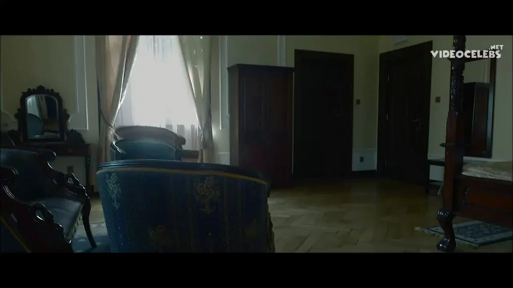 Agata Zabinska's Pale Blonde Ass Tease in Araneidae (2019)
