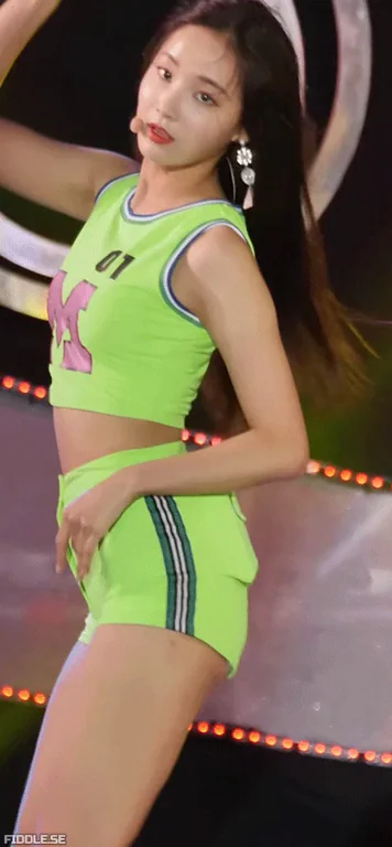 Yeonwoo’s Slutty Green Crop Top Tease 💚🍑