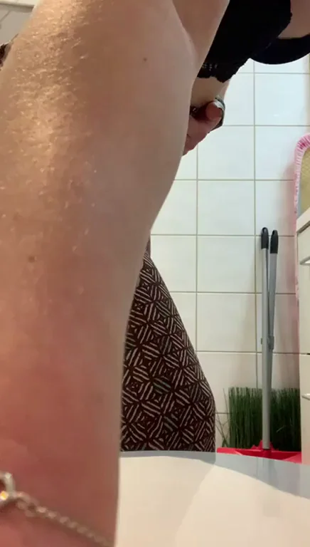 I wanna let one lucky Redditor cum on my ass multiple times ?