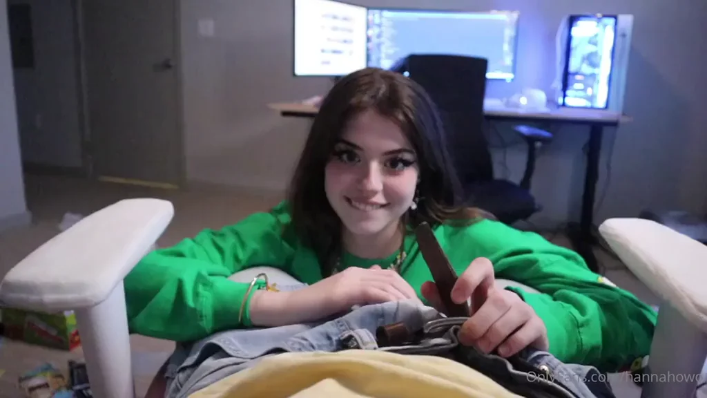 Horny Hannah0w0 Sucking Fingers & Teasing Pussy 👅💦