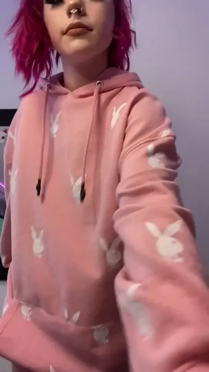 Pink haired playboy bunny strips off her big hoodie