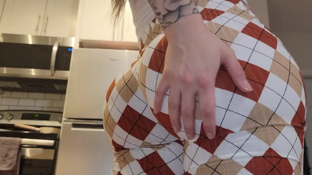 Plaid Plump Ass Jiggle Tease in the Kitchen