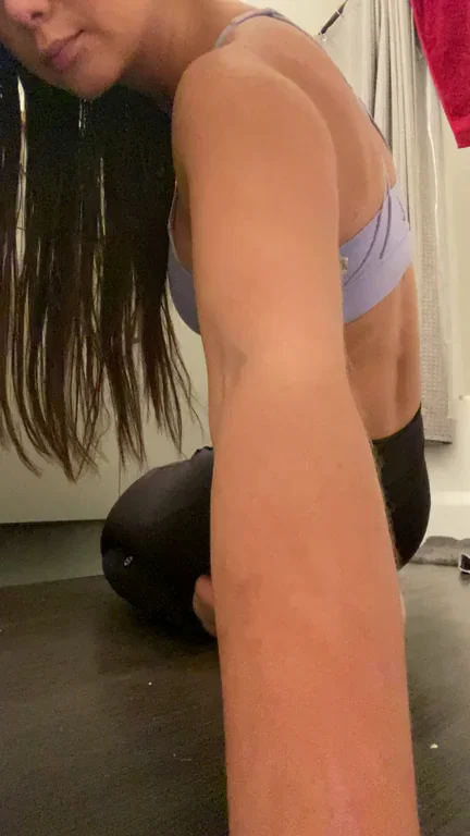 Latina Babe Cranks Her Scroll-Breaking Bubble Butt in Your Face