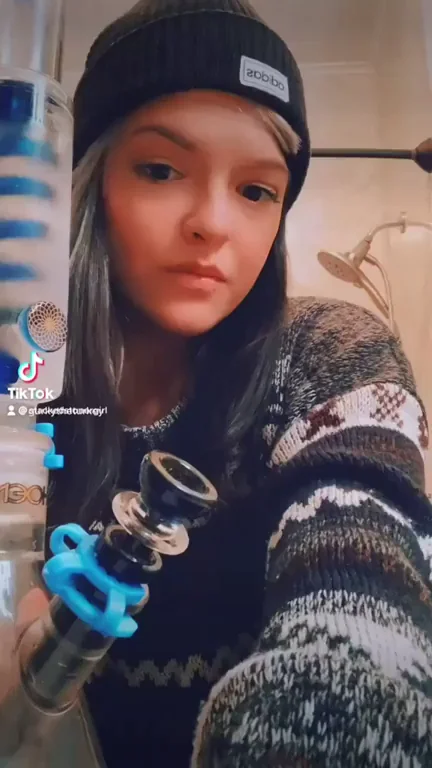 Think i could wrap my tits around this bong?