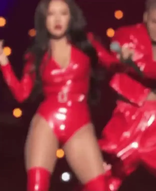 Hwasa jiggly cheeks