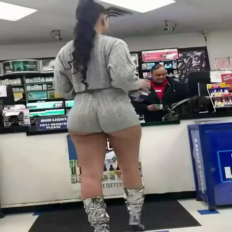 Cashier Ignores Thick Ass Twerk Fest 🍑💦