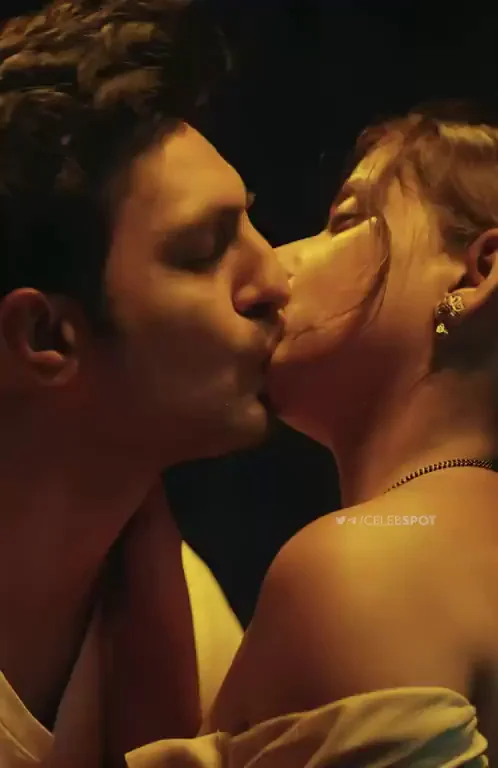 Sneha Paul Kissing Scene ??