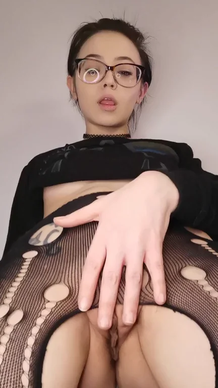 Would anyone here be willing to help a horny little nerd get off?