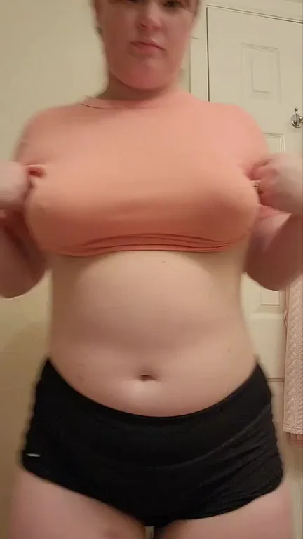 Chubby Babe's Massive Tits Make Your Morning Cum True 😍💦