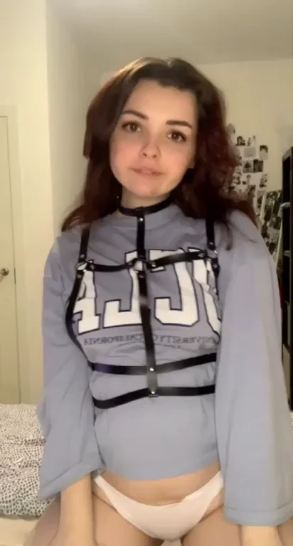 Cute face, small boobs. Am I your type?
