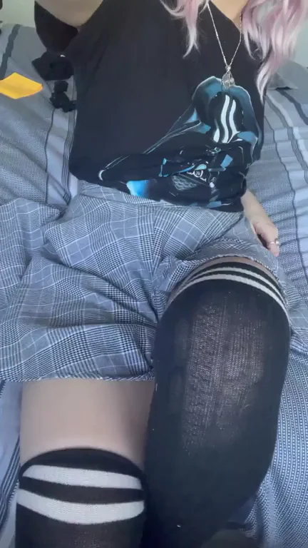 Clumsy Pink-Haired Star Wars Slut Almost Drops Phone While Teasing Her Thicc Ass 🍑💥