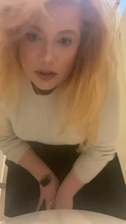 🔥 BBW Tease Lifts Skirt for Juicy Ass & Pussy Peek 🍑💦