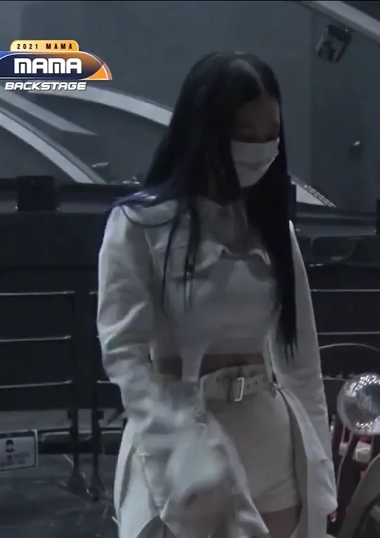🔥 Karina from aespa Slaying in Sexy White Coat at MAMA Awards 💦