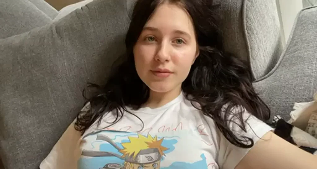 Let’s cuddle on the couch while your cock sits inside ??