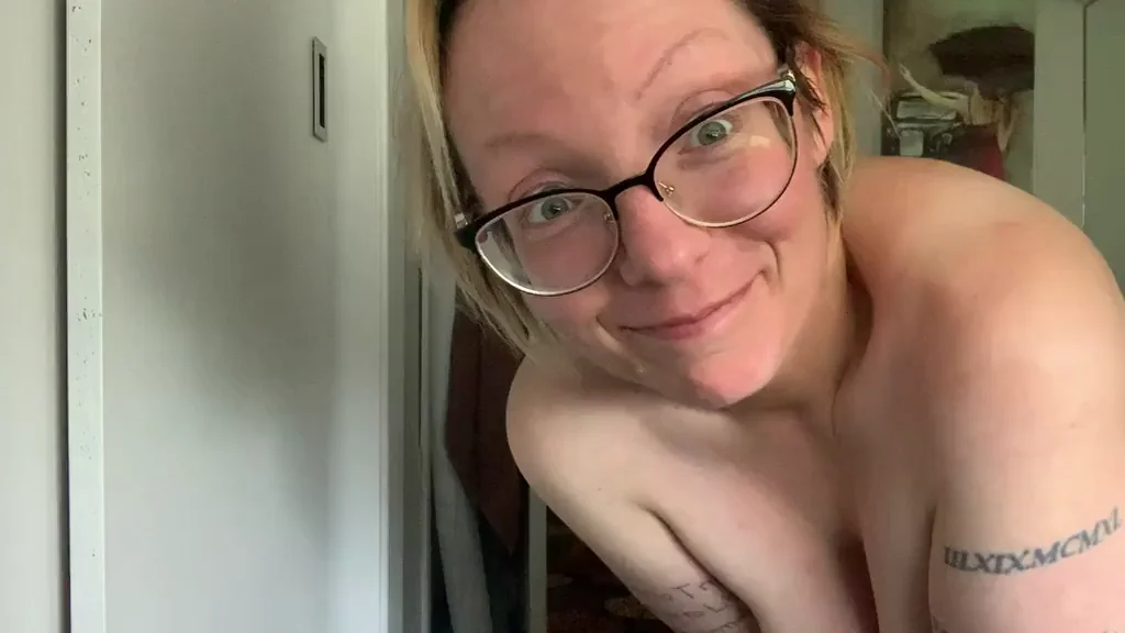 Nerdy Curvy Babe's Naked Morning Tease