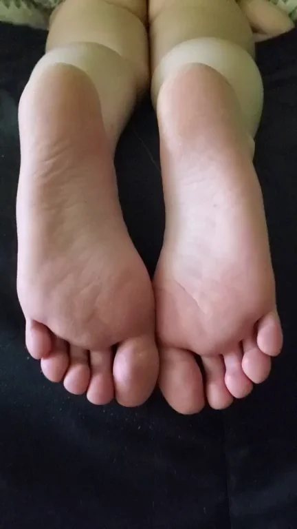 PAWG Hotwife's Massive Bubble Butt and Sexy Feet Tease