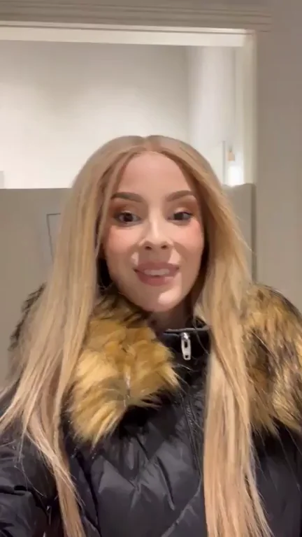 Naughty Flash in Store Changing Room 😈🛍️ [GIF]