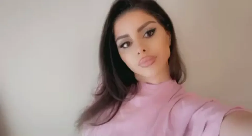 Pretty face & some pretty titties?