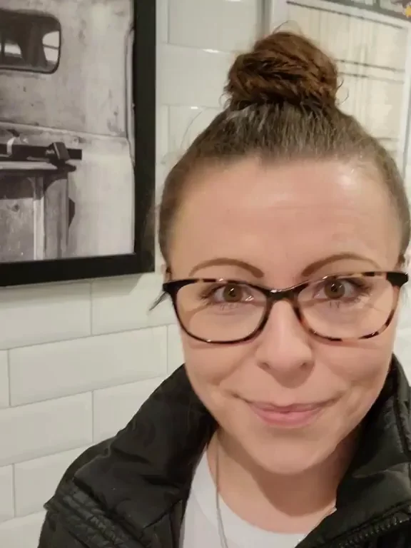 Attempting to get you hard at Hardee's real quick! ??