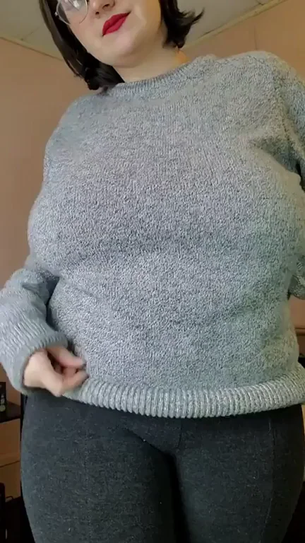 Super cute curvy girl dropping her massive titties