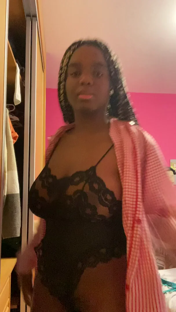 F19 Ebony Babe Bullied for Posting Her Thick Ass Online – Loves Your Attention 😈🍑🔥